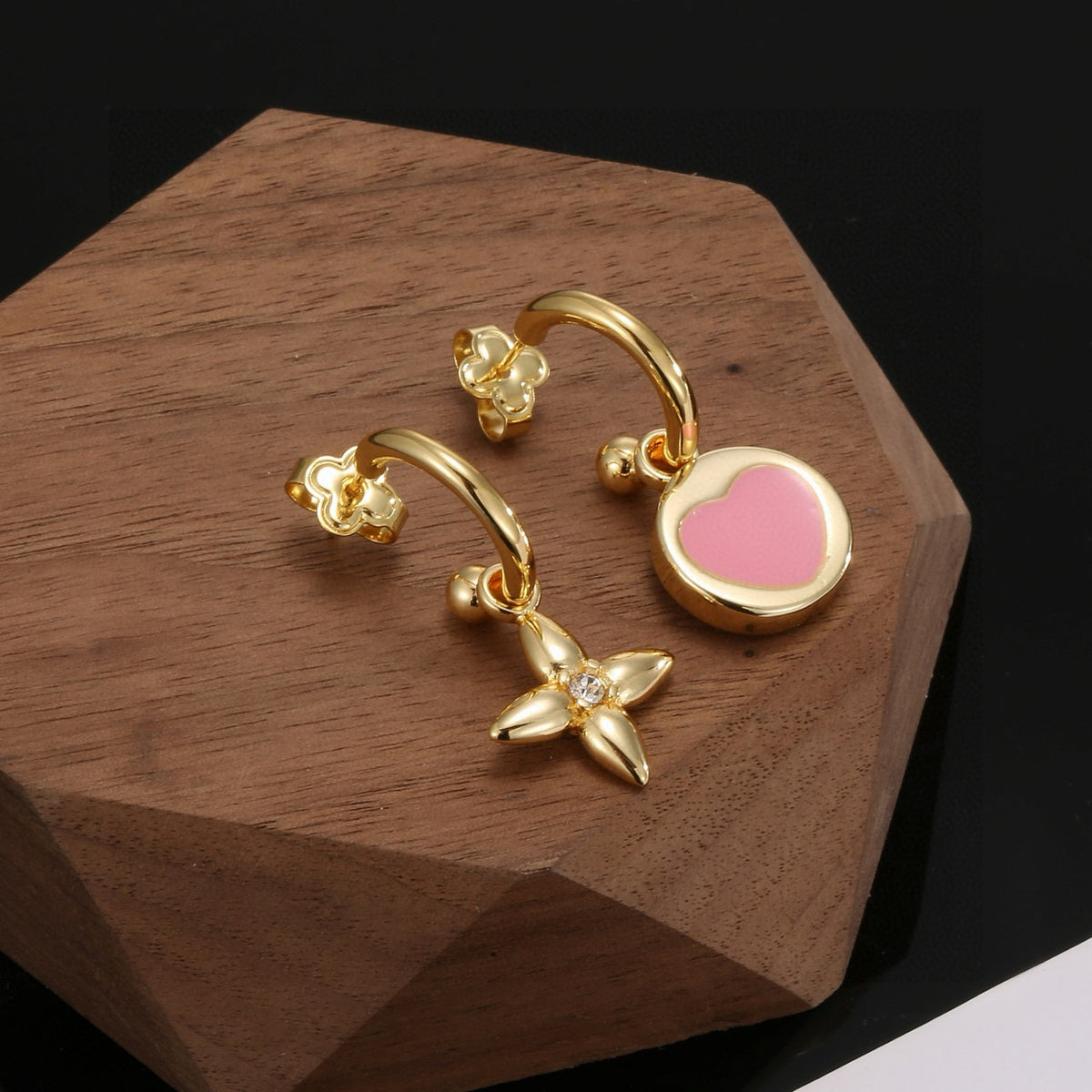 Clover Stud Earrings in Gold-Tone – Clover Detail – Design 003 detail view