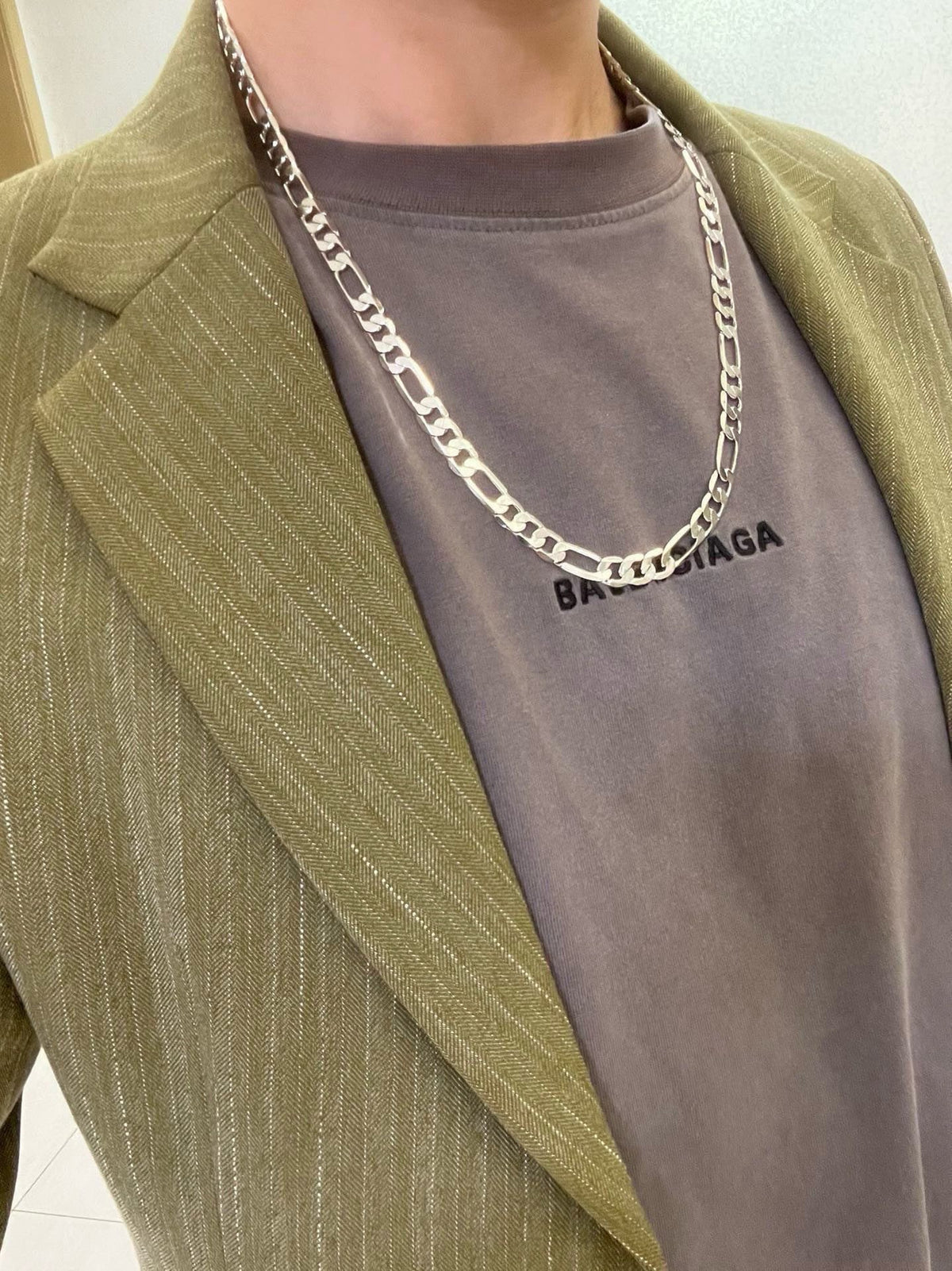 Double-G Emblem Pendant Necklace in Polished Metal-Tone – Vintage Detail – Design 030 detail view