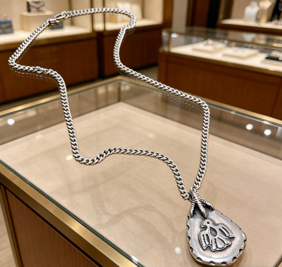Double-G Emblem Pendant Necklace in Silver-Tone – Vintage Detail – Design 032 side detail