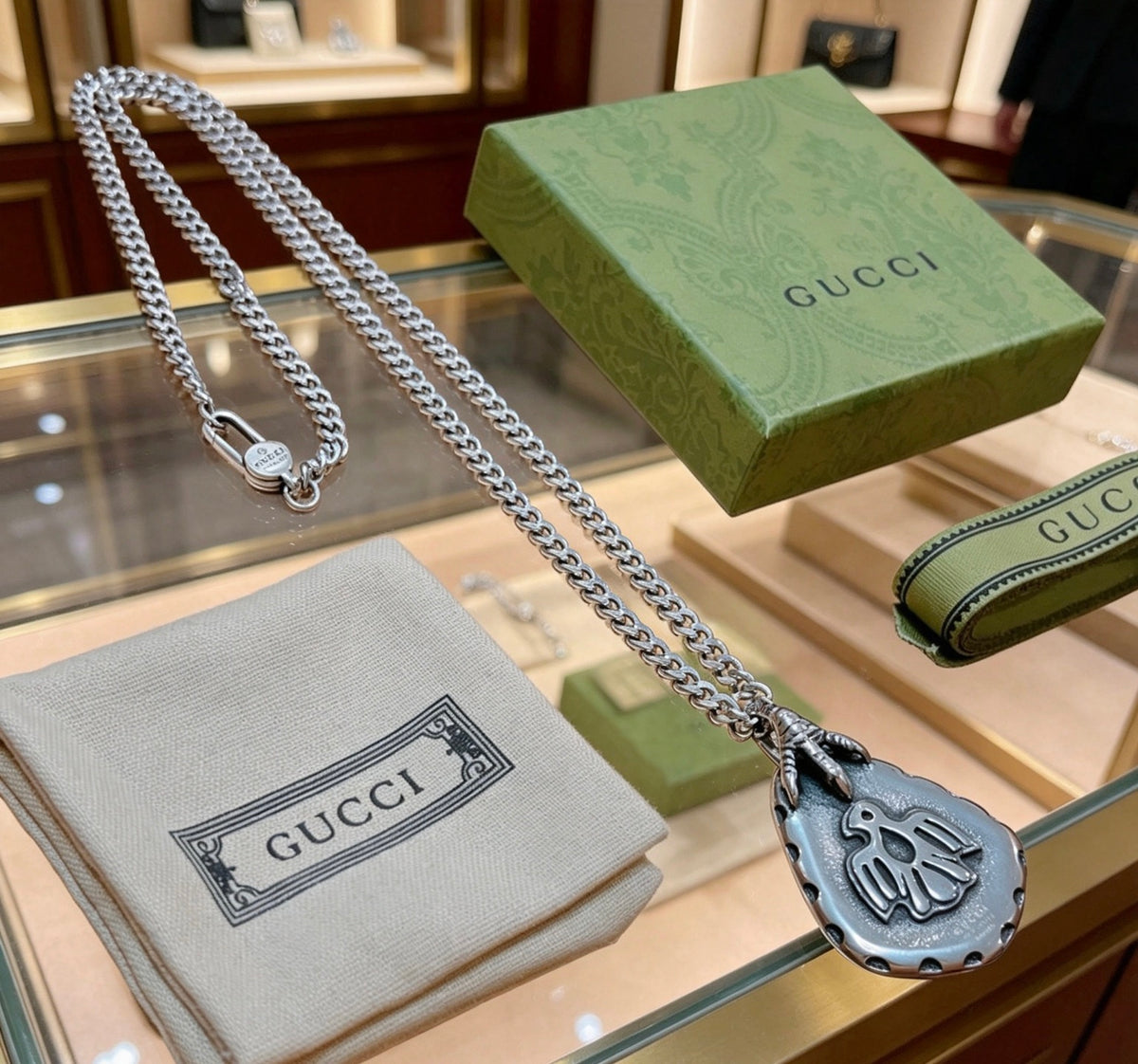 Double-G Emblem Pendant Necklace in Silver-Tone – Vintage Detail – Design 032 close-up detail
