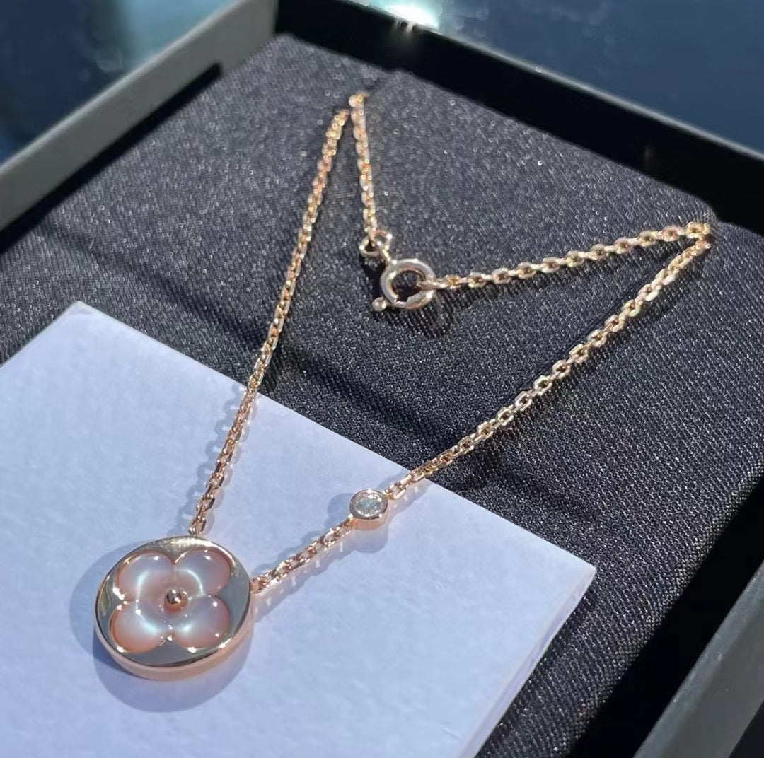 Round Pendant Necklace in Polished Metal-Tone – Design 001 detail view