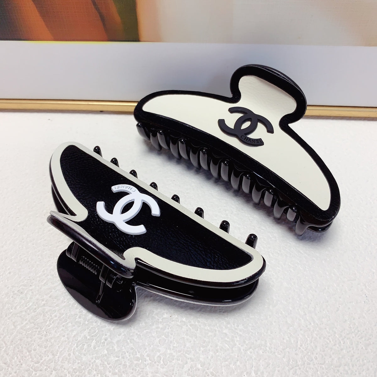 Signature Emblem Hair Clip – Black Detail front product view