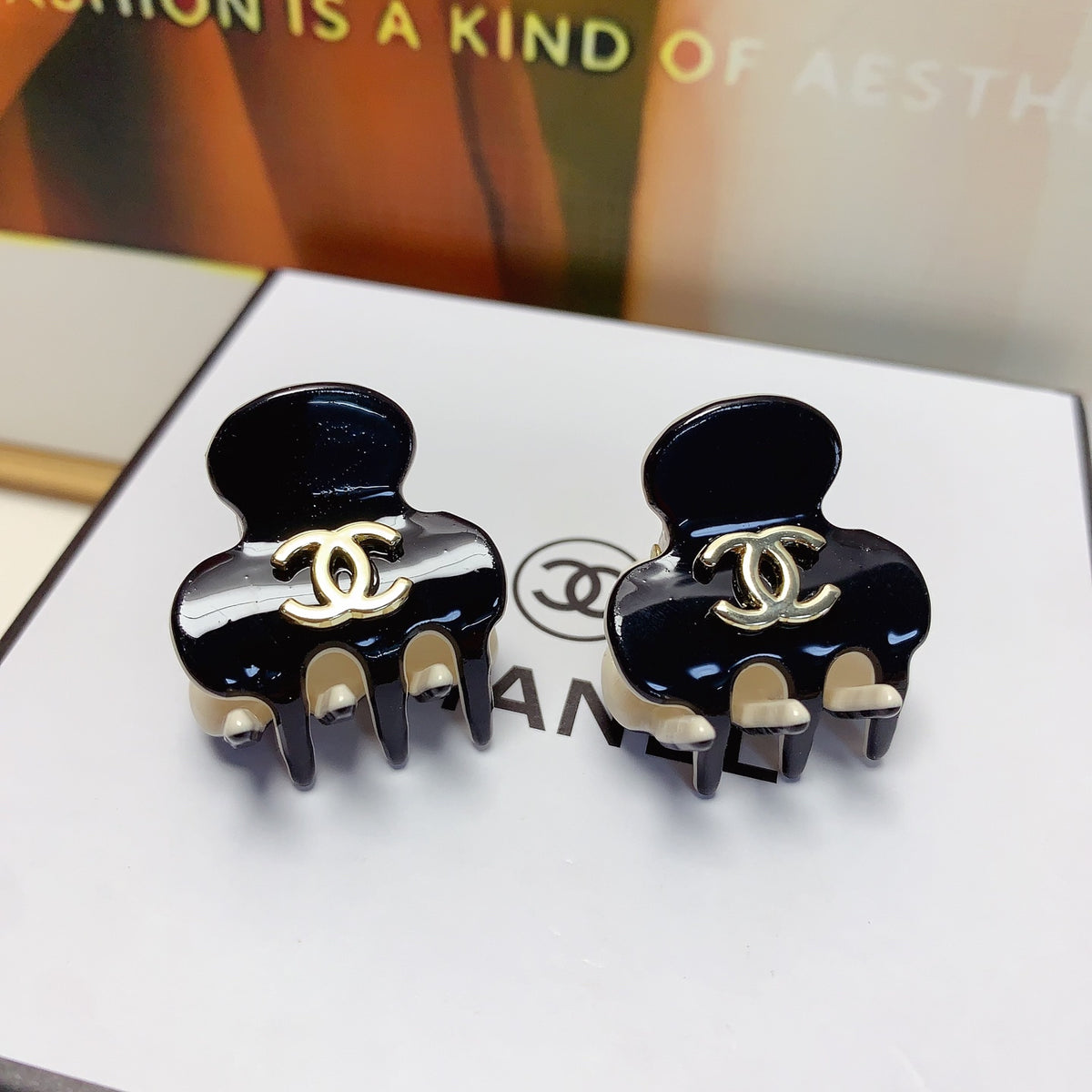 Signature Emblem Hair Clip – Design 006 detail view