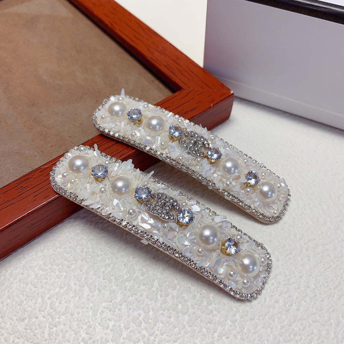 Pearl Hair Clip – Pearl Detail close-up detail