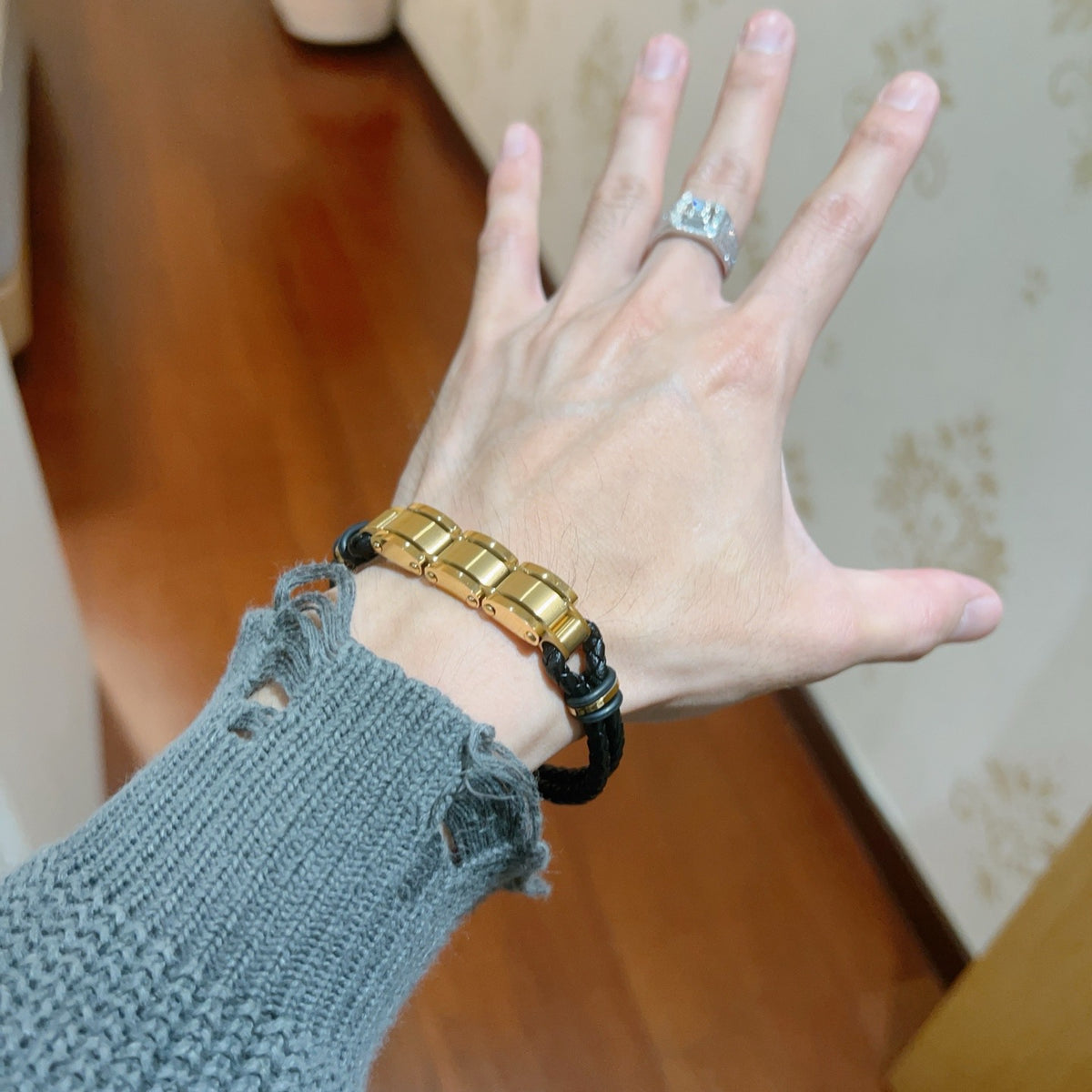 Horse Bangle in Gold-Tone – Design 022 detail view