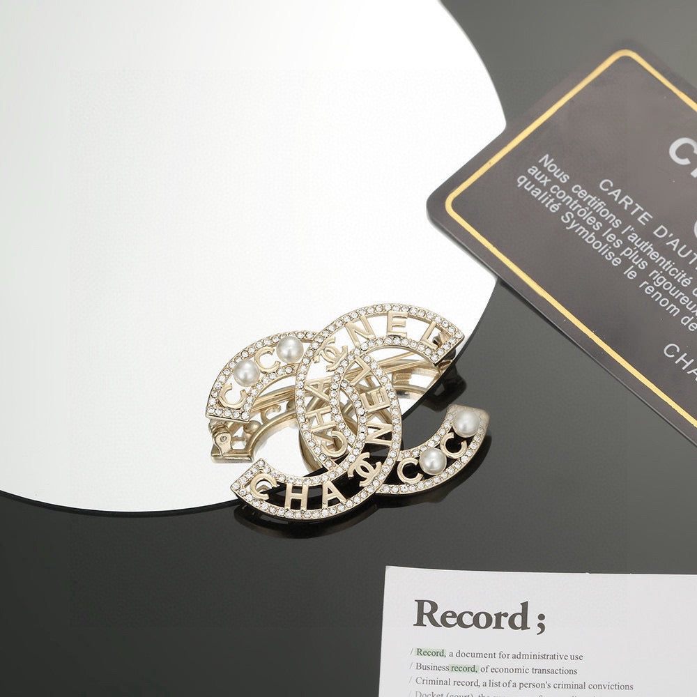 Double-C Emblem Brooch in Gold-Tone – Pearl Detail – Design 003 detail view