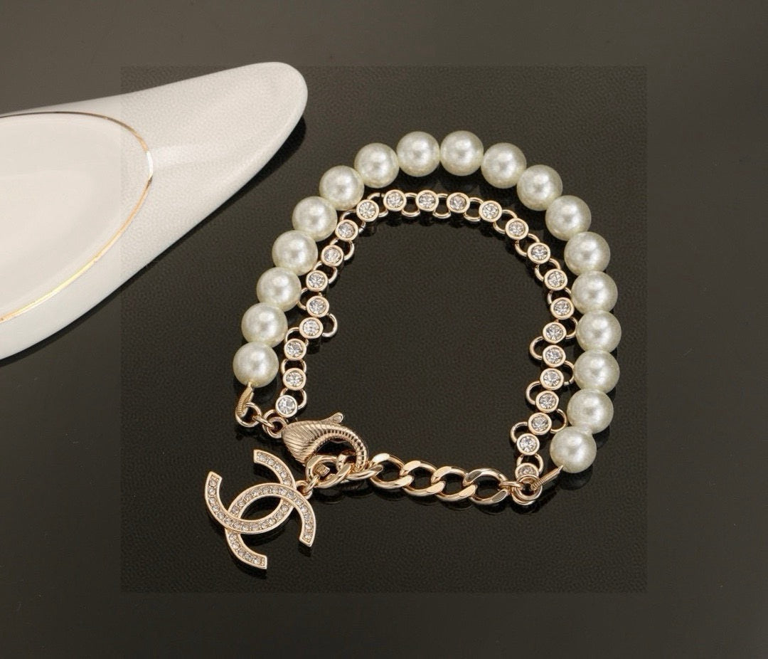 Pearl Bracelet in Polished Metal-Tone – Pearl Detail – Design 004 main product view