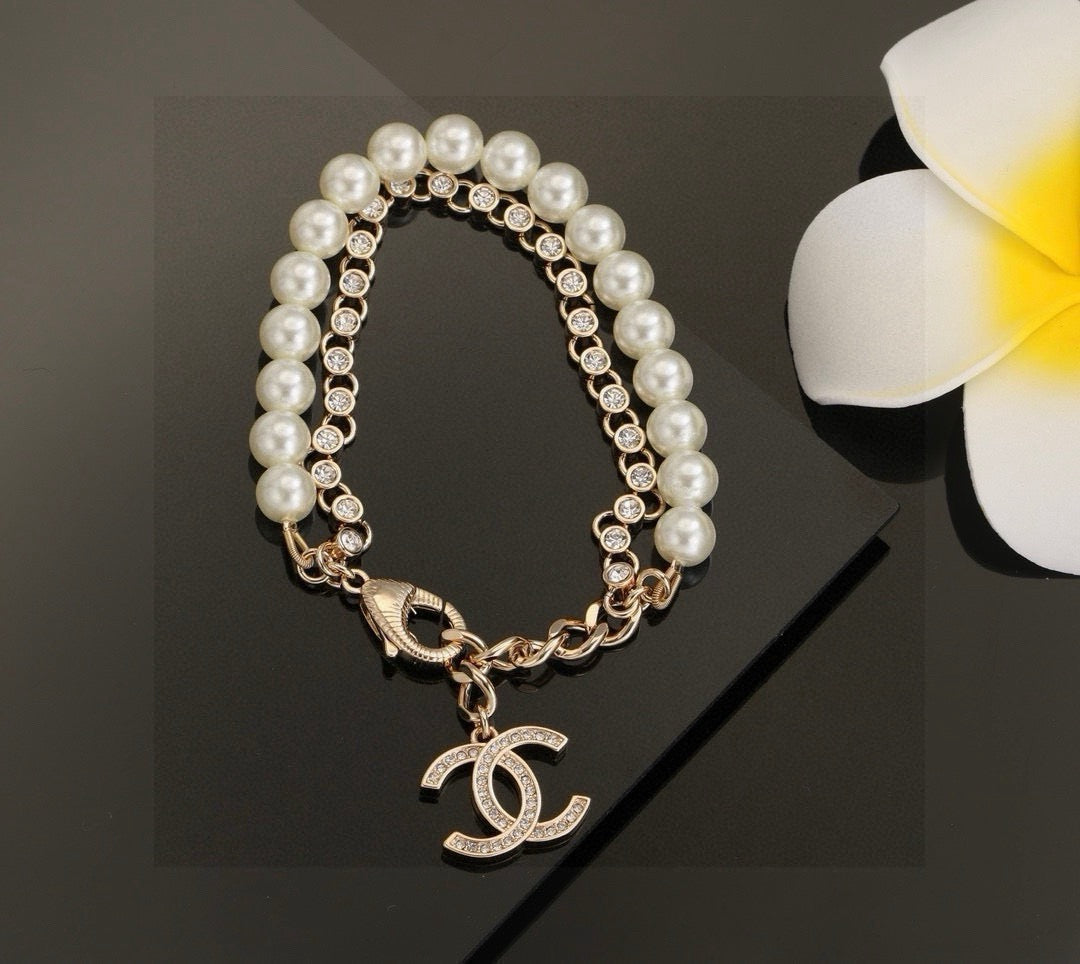 Pearl Bracelet in Polished Metal-Tone – Pearl Detail – Design 004 detail view