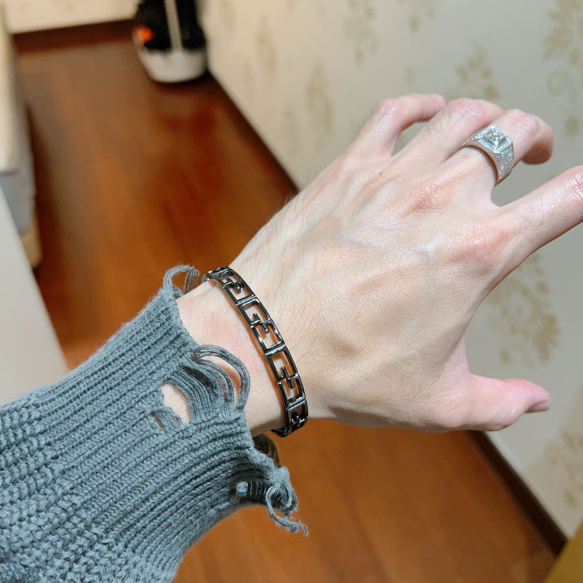 Double-G Emblem Bangle in Polished Metal-Tone – Design 025 front product view