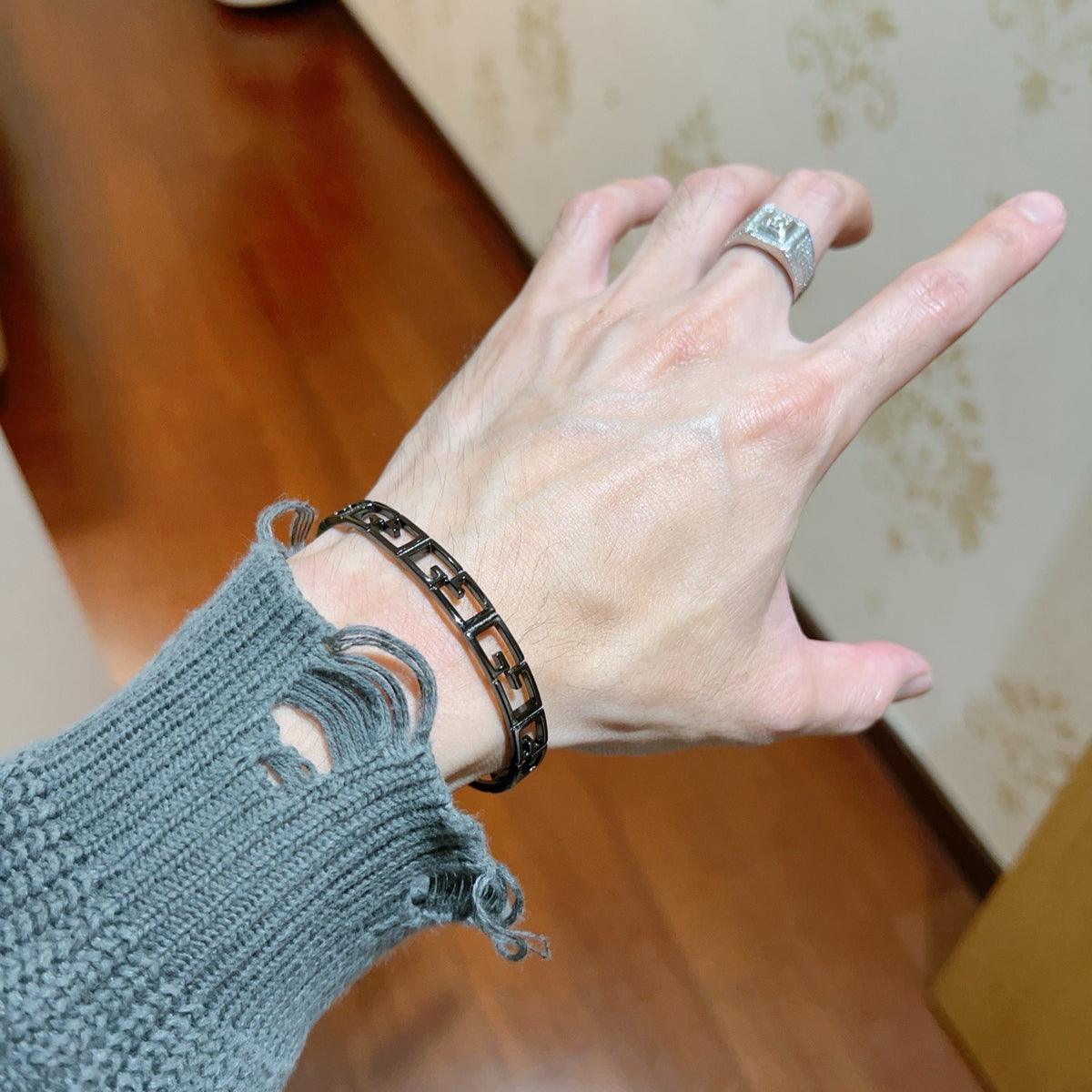 Double-G Emblem Bangle in Polished Metal-Tone – Design 020 detail view