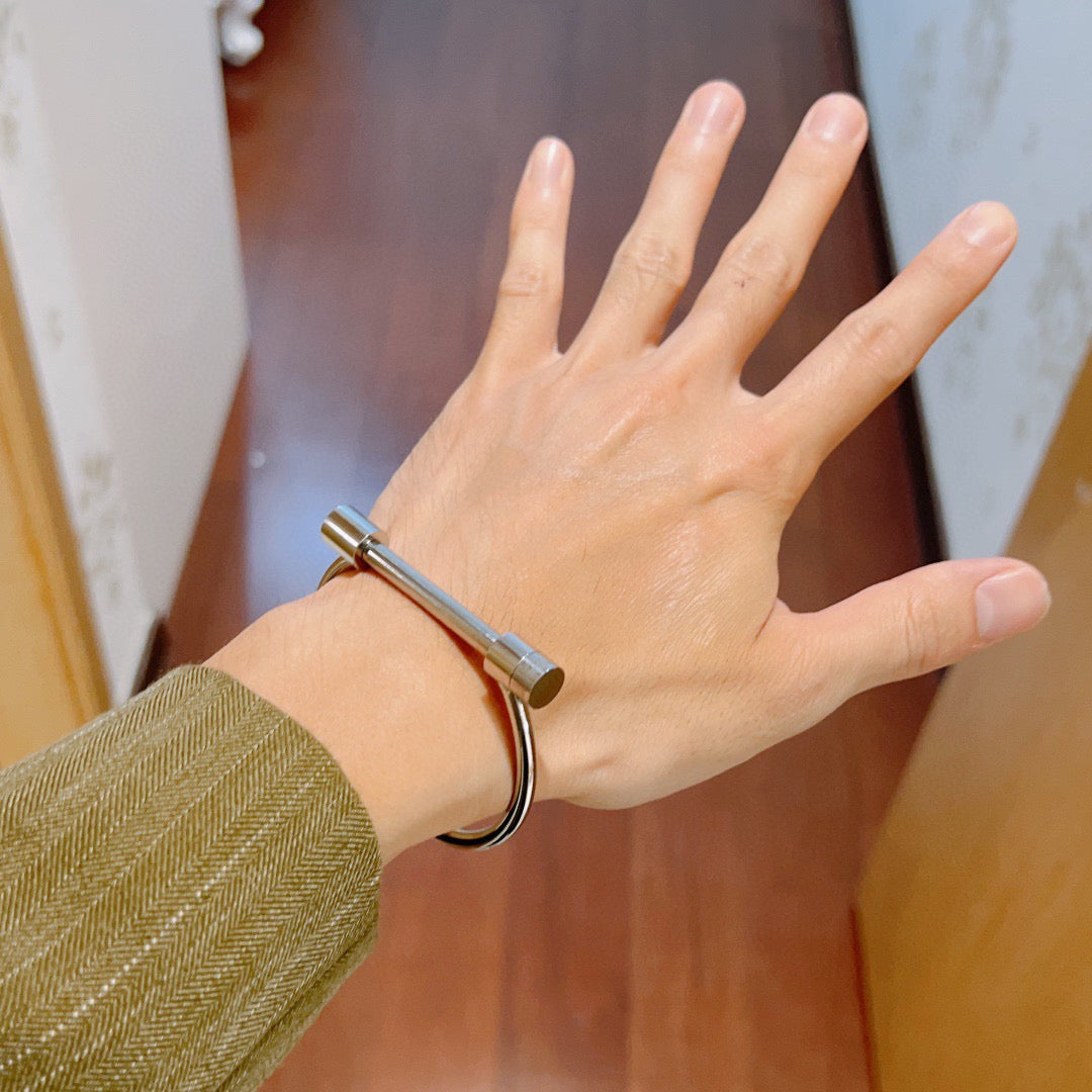 Double-G Emblem Bangle in Silver-Tone – Vintage Detail – Design 009 detail view