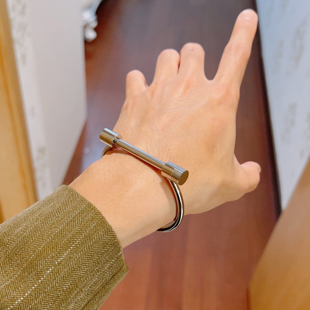 Double-G Emblem Bangle in Silver-Tone – Vintage Detail – Design 009 detail view