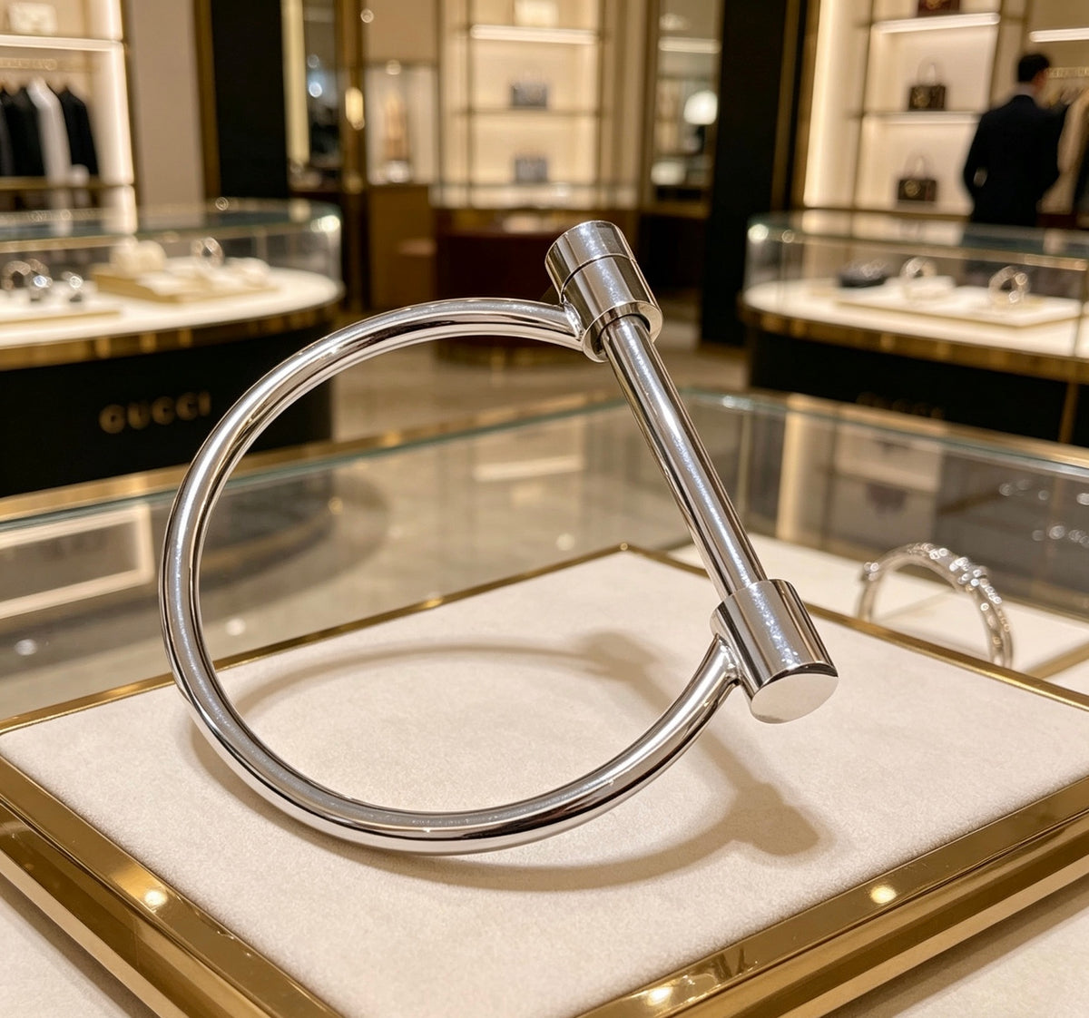 Double-G Emblem Bangle in Silver-Tone – Vintage Detail – Design 015 side detail