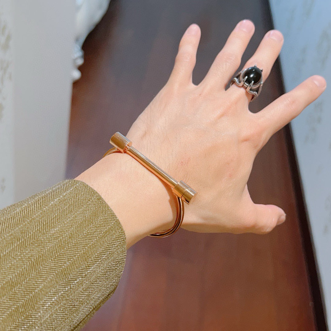 Double-G Emblem Bangle in Silver-Tone – Vintage Detail – Design 008 styled product view