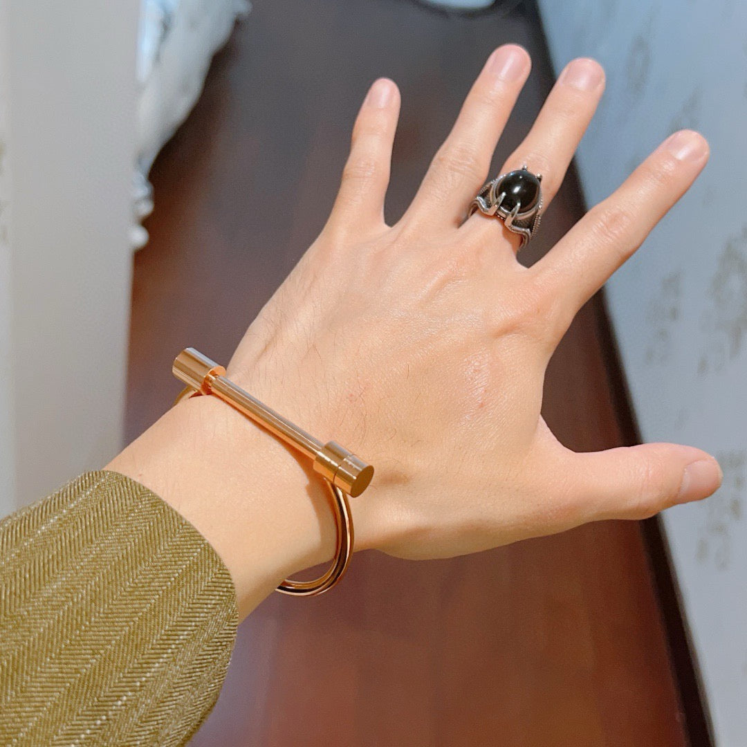 Double-G Emblem Bangle in Silver-Tone – Vintage Detail – Design 014 detail view