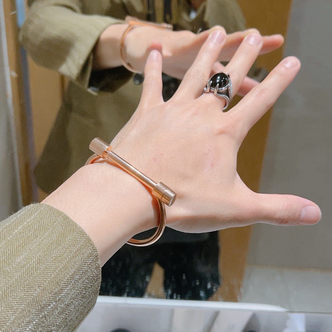 Double-G Emblem Bangle in Silver-Tone – Vintage Detail – Design 014 detail view