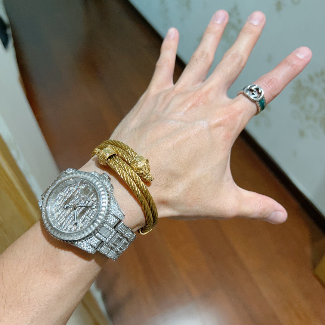 Double-G Emblem Bangle in Gold-Tone – Design 006 detail view