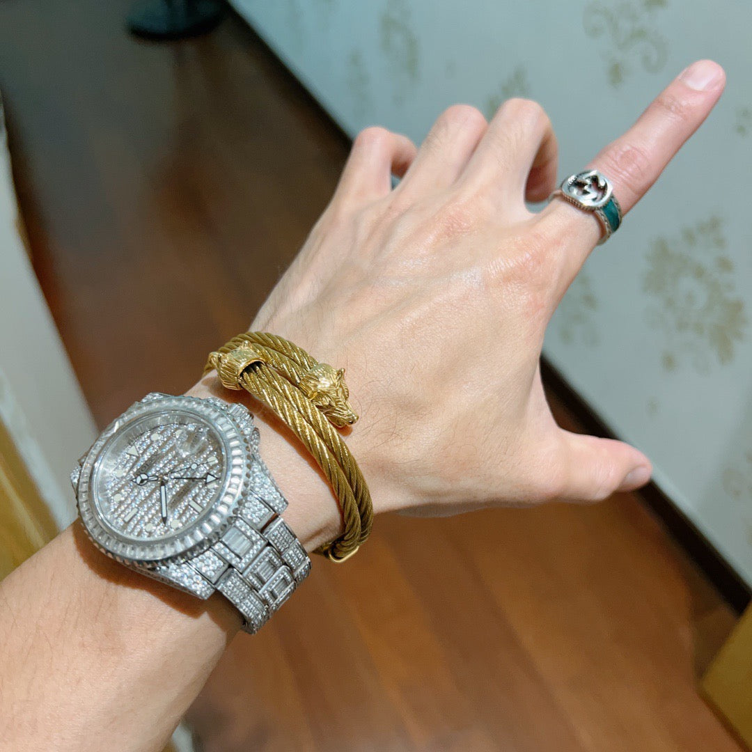 Double-G Emblem Bangle in Gold-Tone – Design 006 detail view