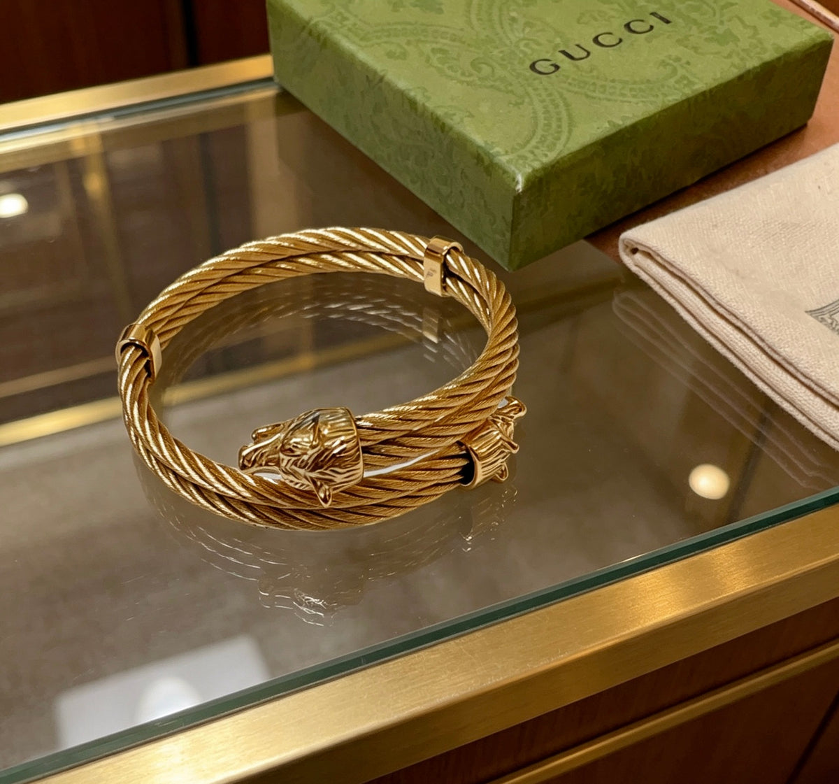 Double-G Emblem Bangle in Gold-Tone – Design 006 side detail
