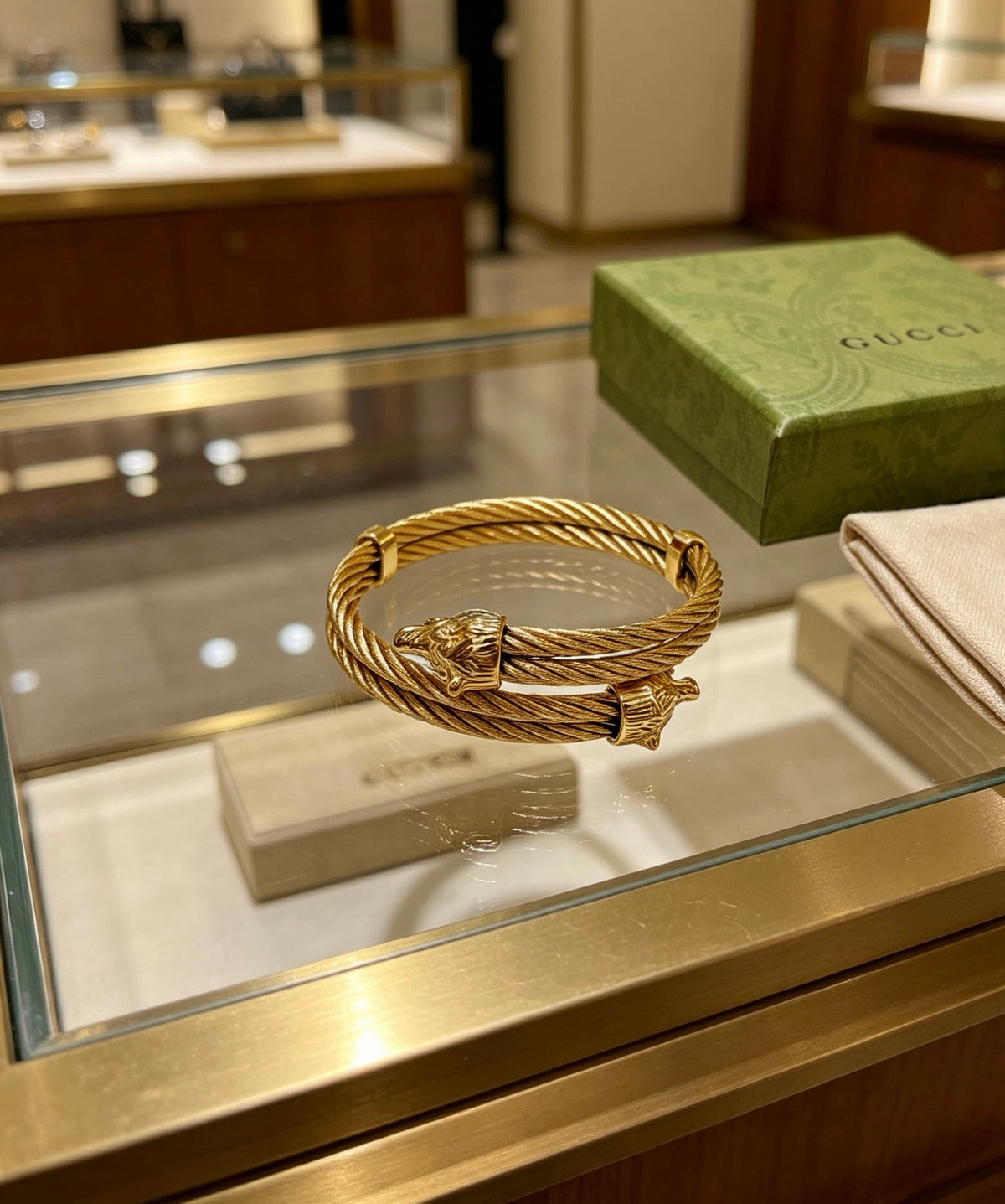 Double-G Emblem Bangle in Gold-Tone – Design 006 close-up detail
