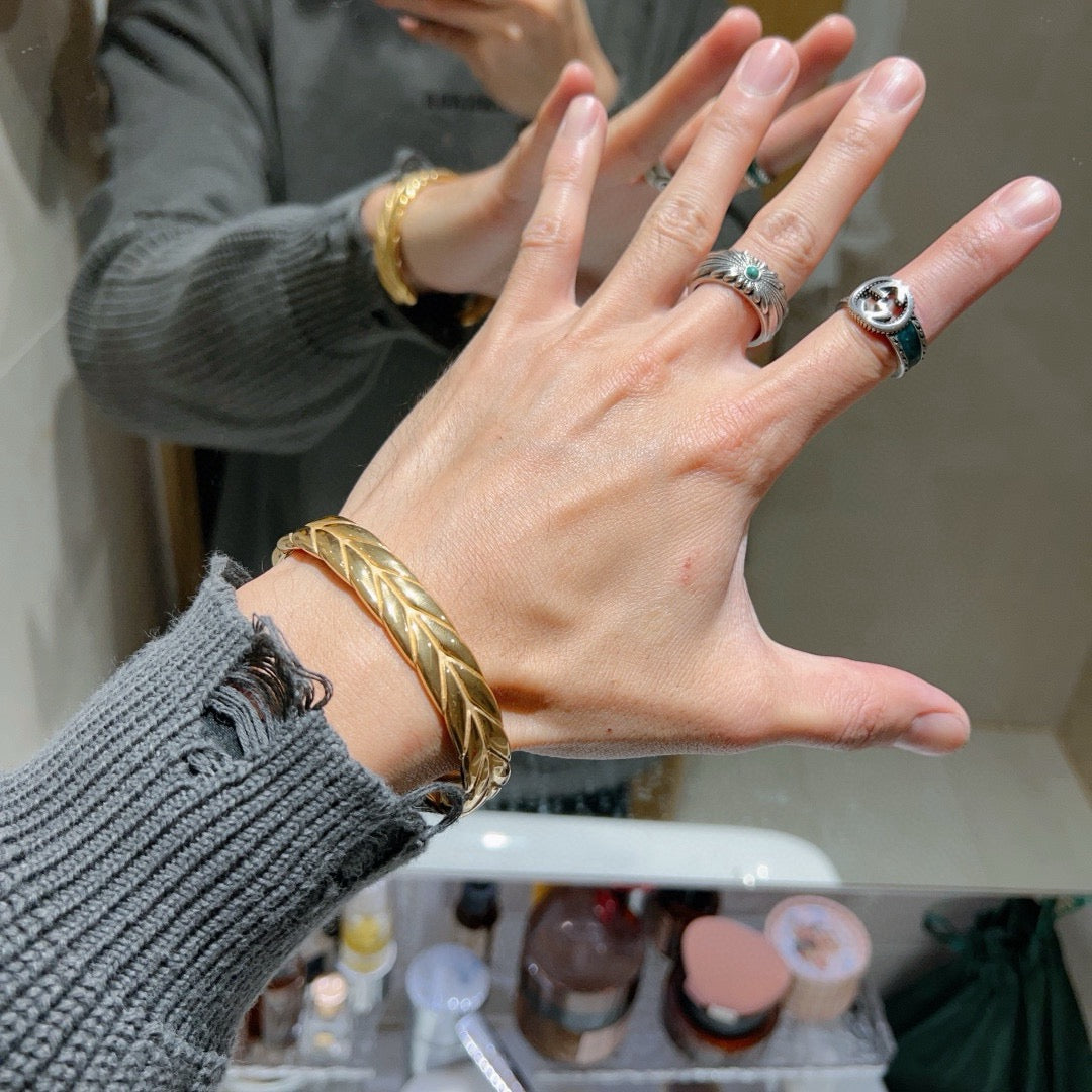 Double-G Emblem Bangle in Gold-Tone – Design 007 detail view