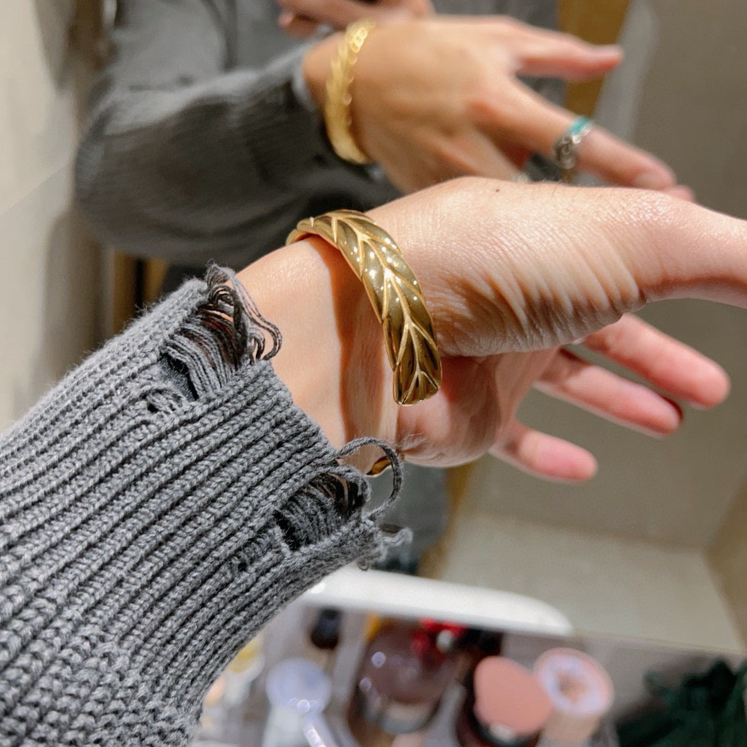 Double-G Emblem Bangle in Gold-Tone – Design 005 side detail
