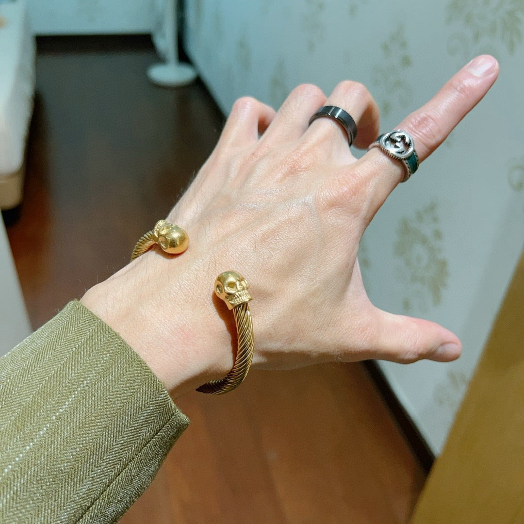 Double-G Emblem Bangle in Polished Metal-Tone – Design 019 detail view