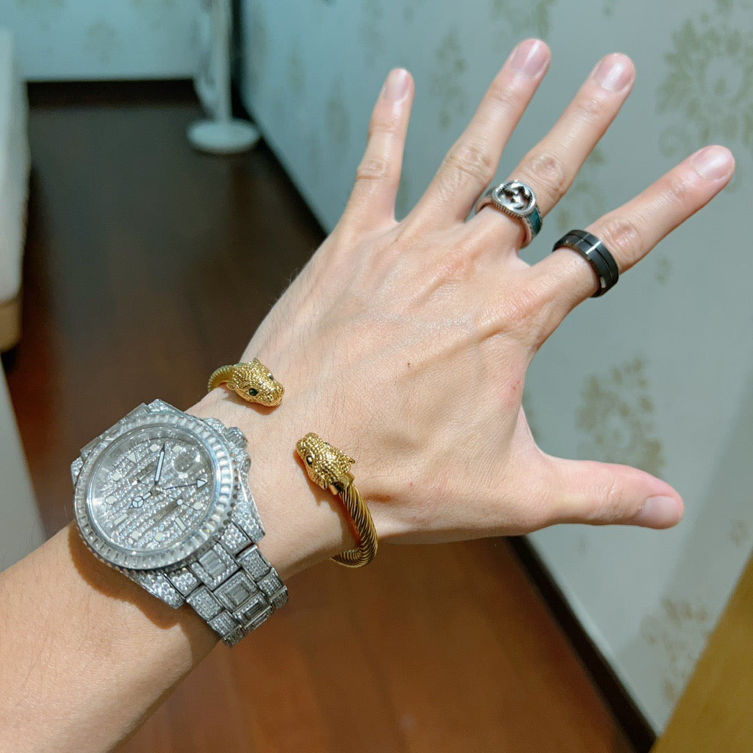 Double-G Emblem Bangle in Silver-Tone – Vintage Detail – Design 011 main product view