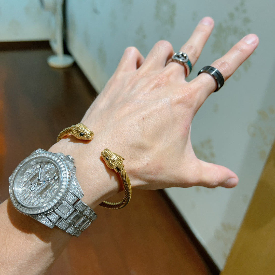 Double-G Emblem Bangle in Silver-Tone – Vintage Detail – Design 005 detail view
