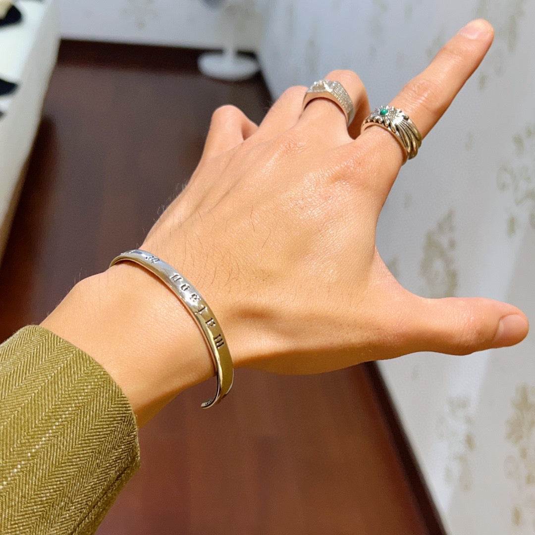 Double-G Emblem Bangle in Silver-Tone – Vintage Detail – Design 004 detail view