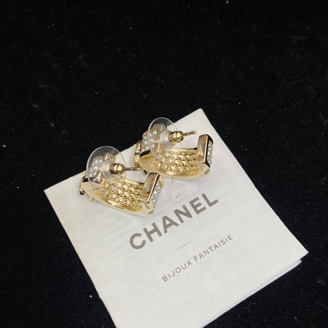 Double-C Emblem Pearl-Detail Stud Earrings – Pearl Detail – Design 011 close-up detail
