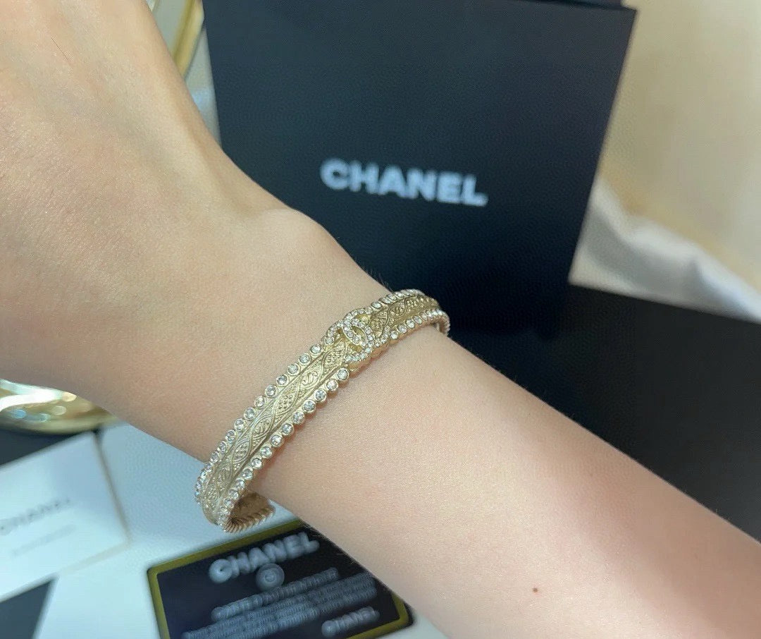 Pearl Bangle in Polished Metal-Tone – Pearl Detail – Design 004 detail view