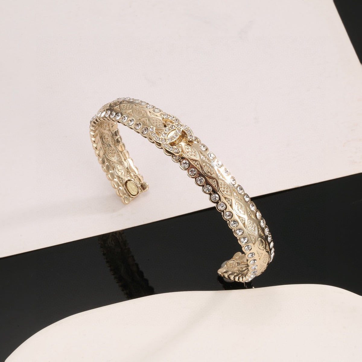 Pearl Bangle in Polished Metal-Tone – Pearl Detail – Design 003 close-up detail