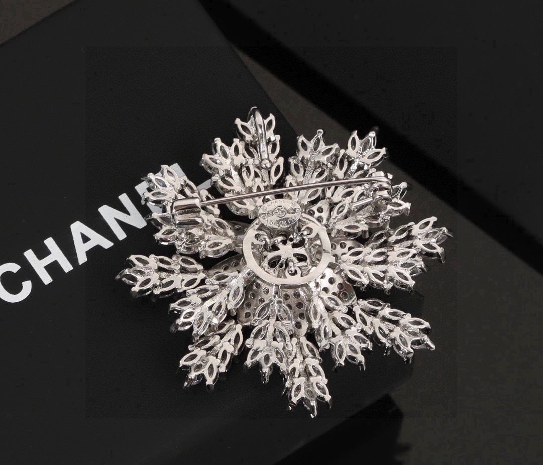 Double-C Emblem Brooch in Polished Metal-Tone – Design 035 side detail