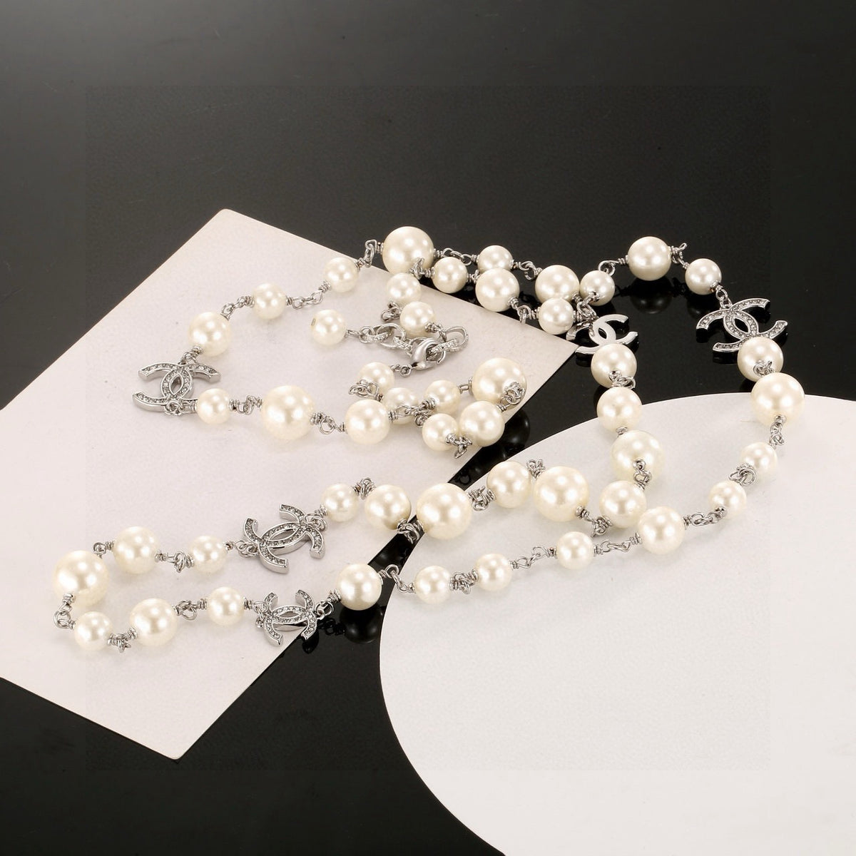 Pearl Pearl-Detail Pendant Necklace – Pearl Detail – Design 035 detail view