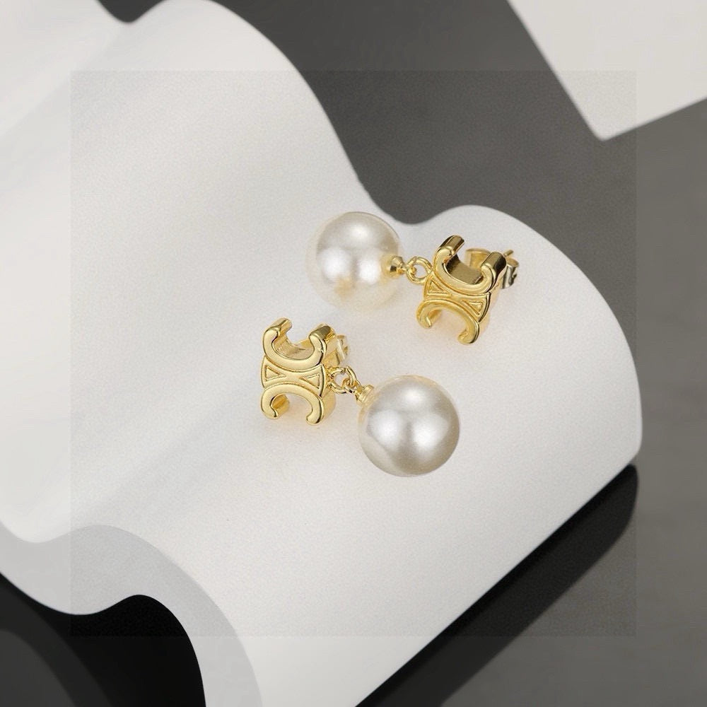 Triomphe-Inspired Emblem Pearl-Detail Stud Earrings – Pearl Detail – Design 02 front view