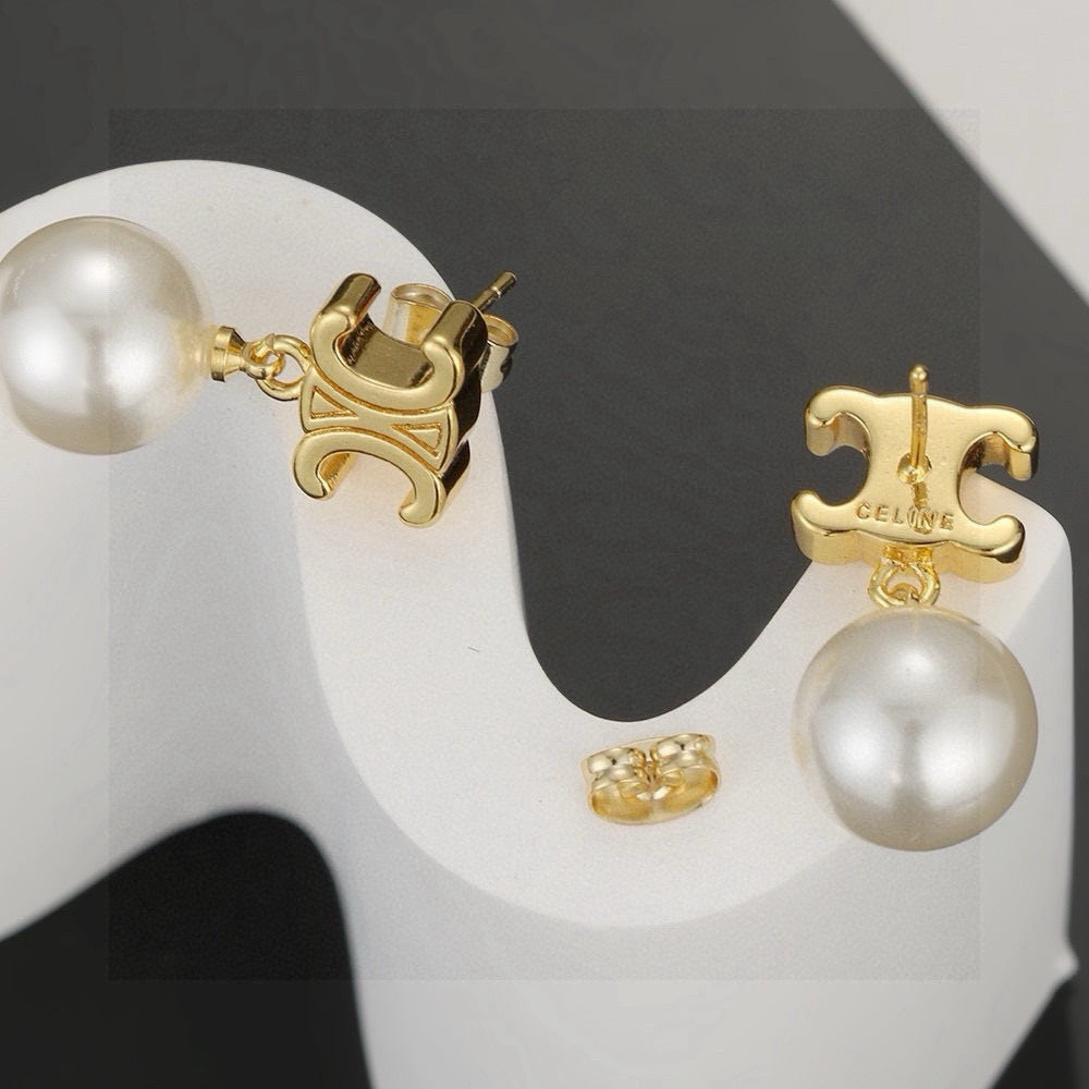 Triomphe-Inspired Emblem Pearl-Detail Stud Earrings – Pearl Detail – Design 02 detail view