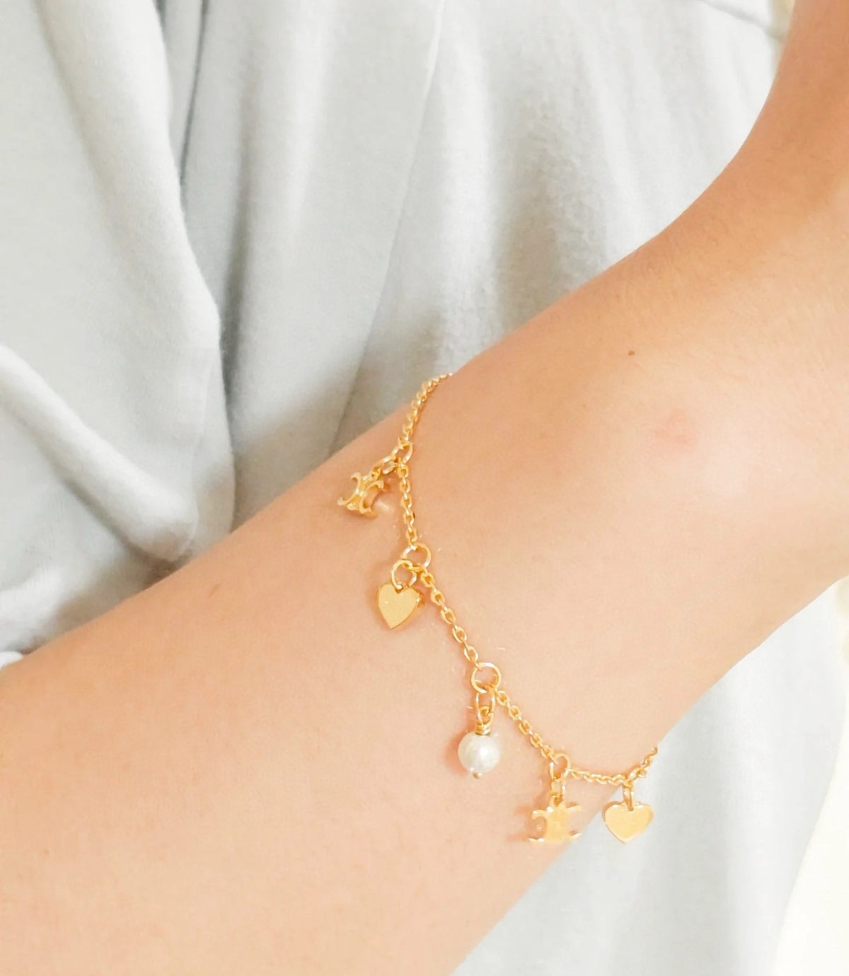 Triomphe-Inspired Emblem Bracelet in Gold-Tone – Red front view