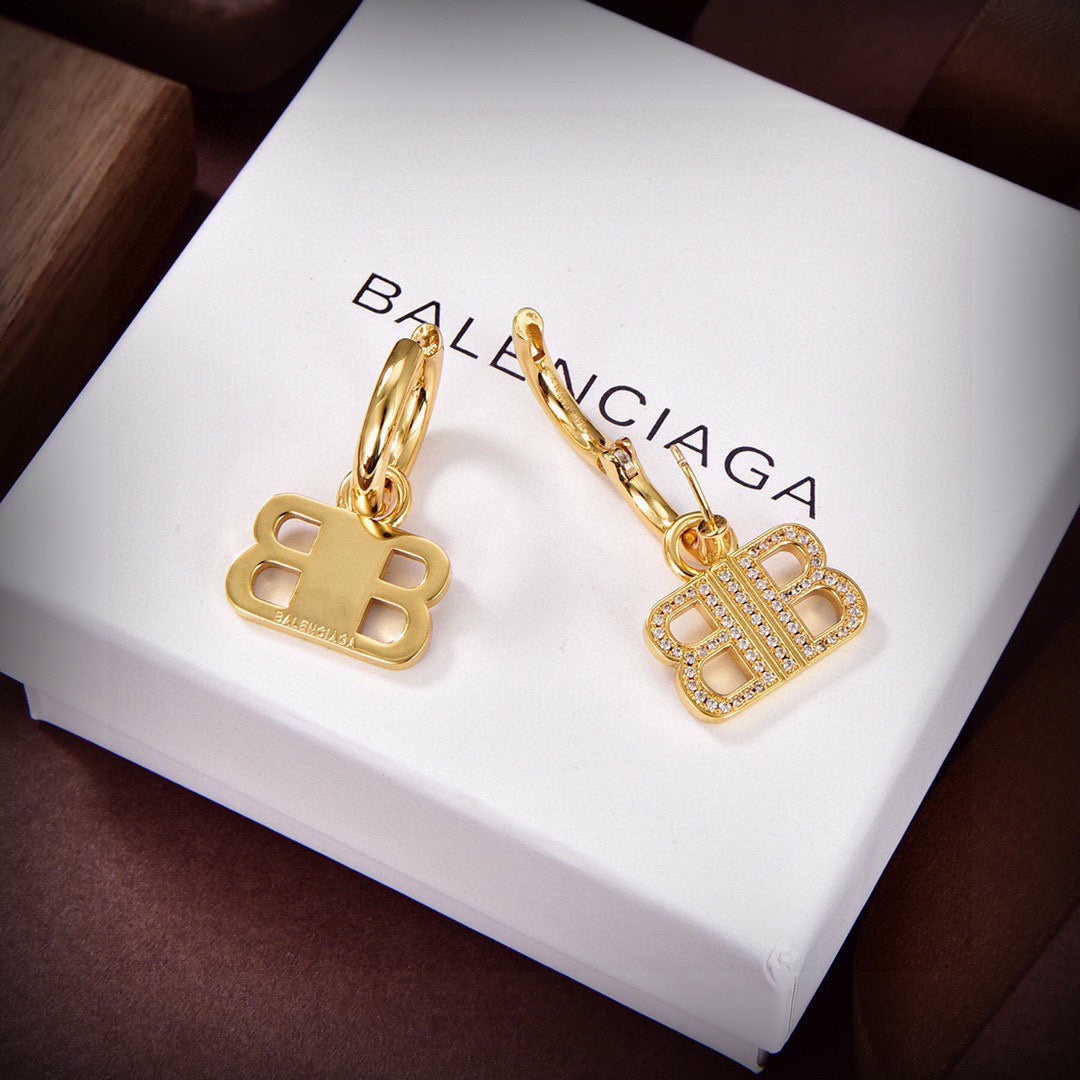 Geometric Emblem Stud Earrings in Gold-Tone – Design 008 close-up detail