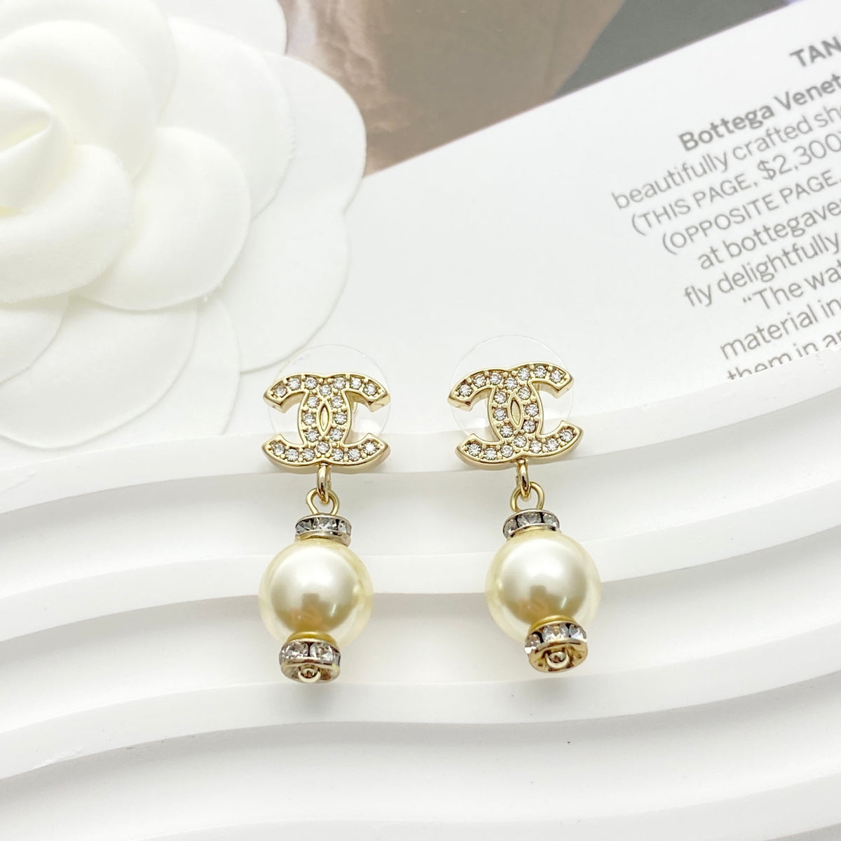 Pearl Pearl-Detail Stud Earrings – Pearl Detail – Design 008 close-up detail