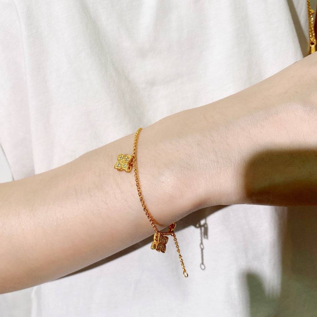 Clover Bracelet in Gold-Tone – Design 02 detail view