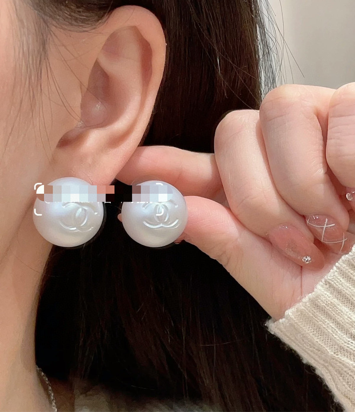 Double-C Emblem Stud Earrings in Polished Metal-Tone – White Detail – Design 003 detail view