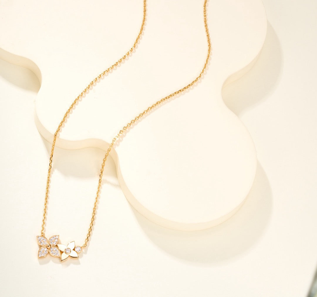 Clover Pendant Necklace in Polished Metal-Tone – Clover Detail – Design 007 front product view