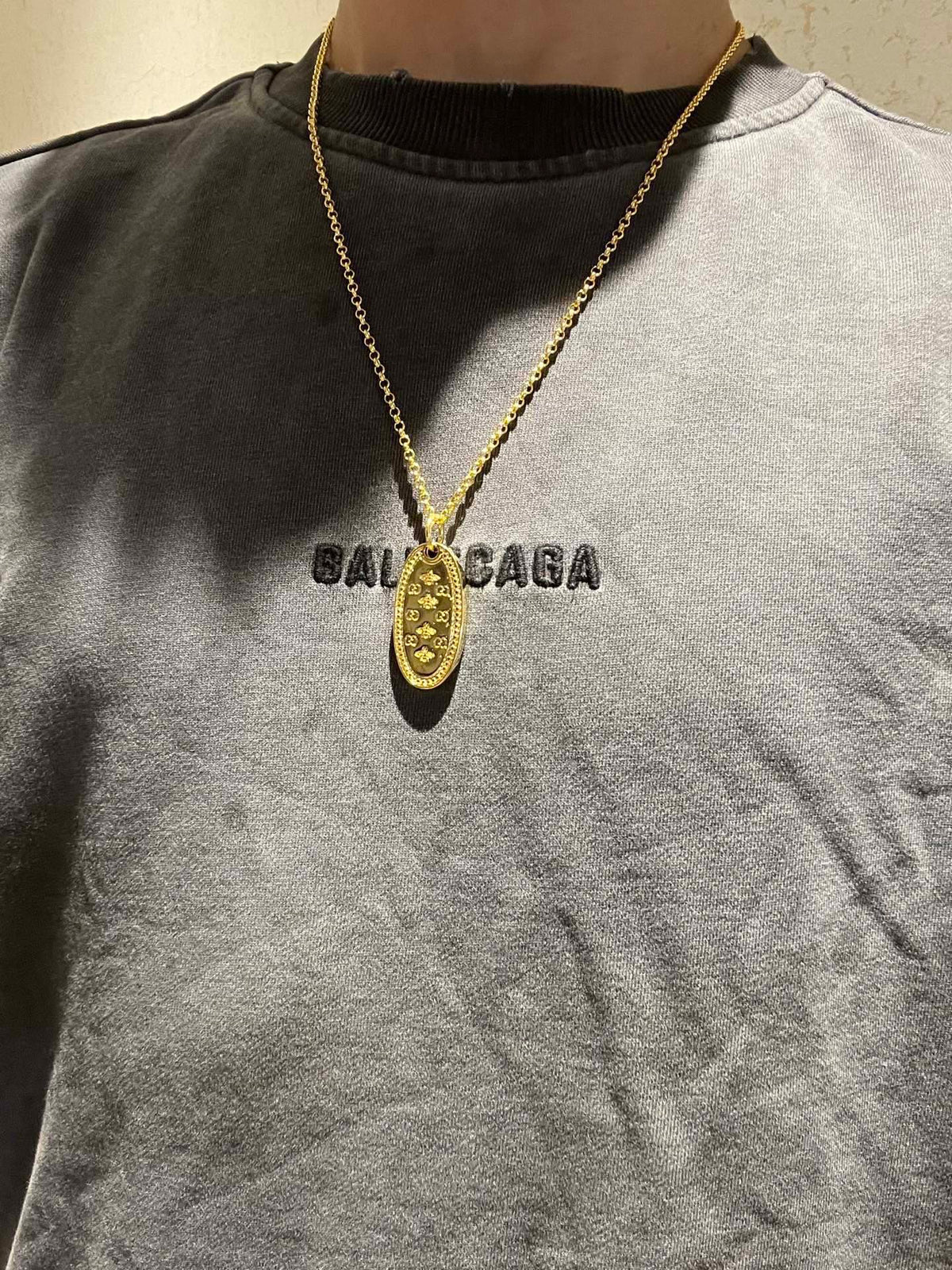 Double-G Emblem Pendant Necklace in Polished Metal-Tone – Vintage Detail – Design 035 detail view