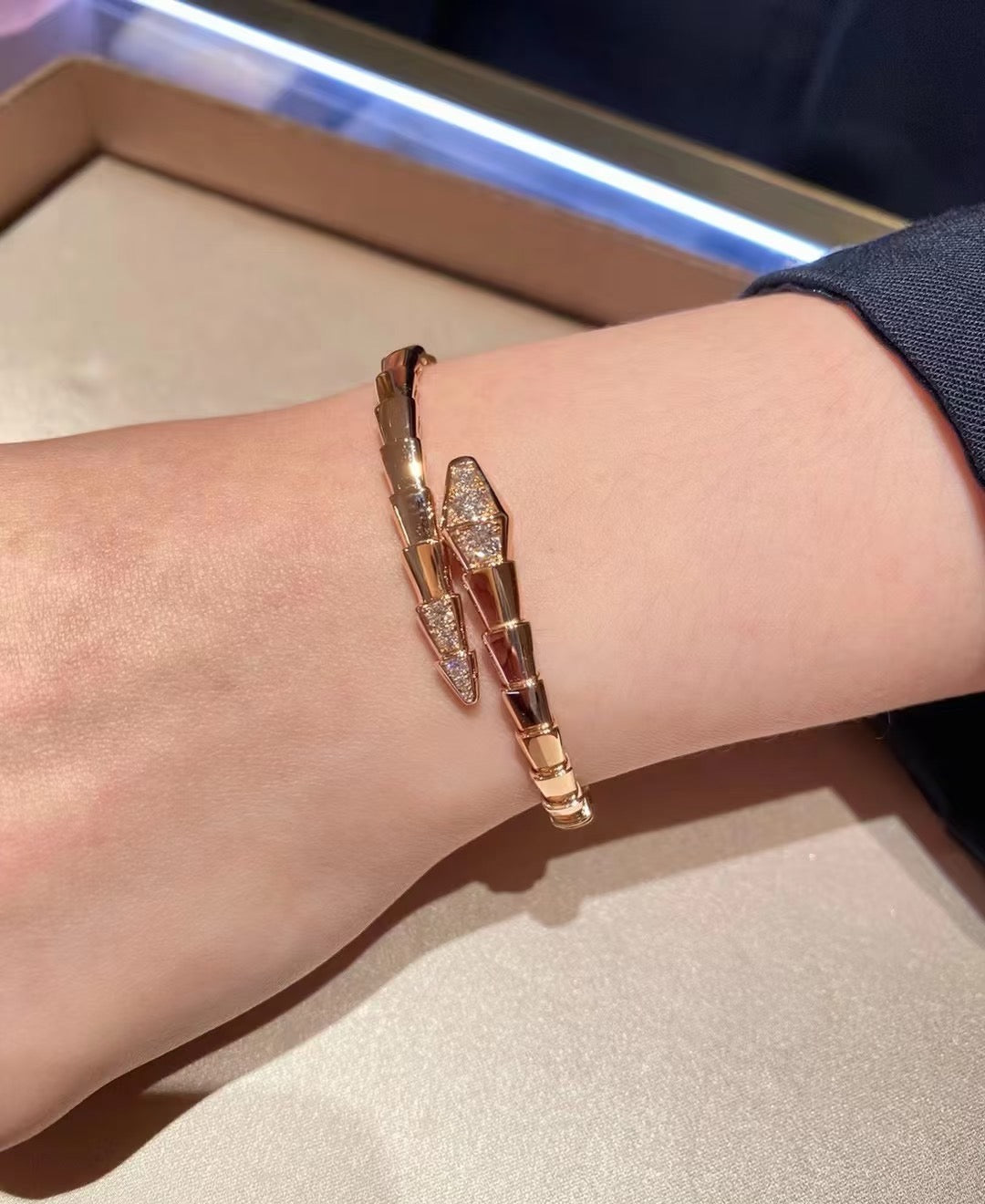 Serpentine Bangle in Rose-Gold-Tone – Rose Gold Detail – Design 002 main product view
