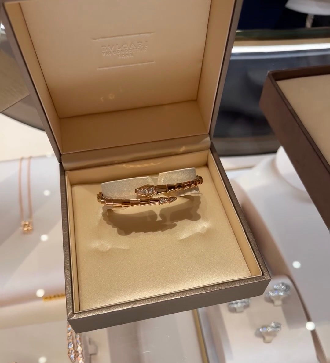 Serpentine Bangle in Rose-Gold-Tone – Rose Gold Detail – Design 002 front product view
