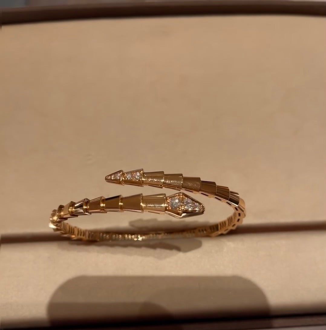 Serpentine Bangle in Rose-Gold-Tone – Rose Gold Detail – Design 002 detail view