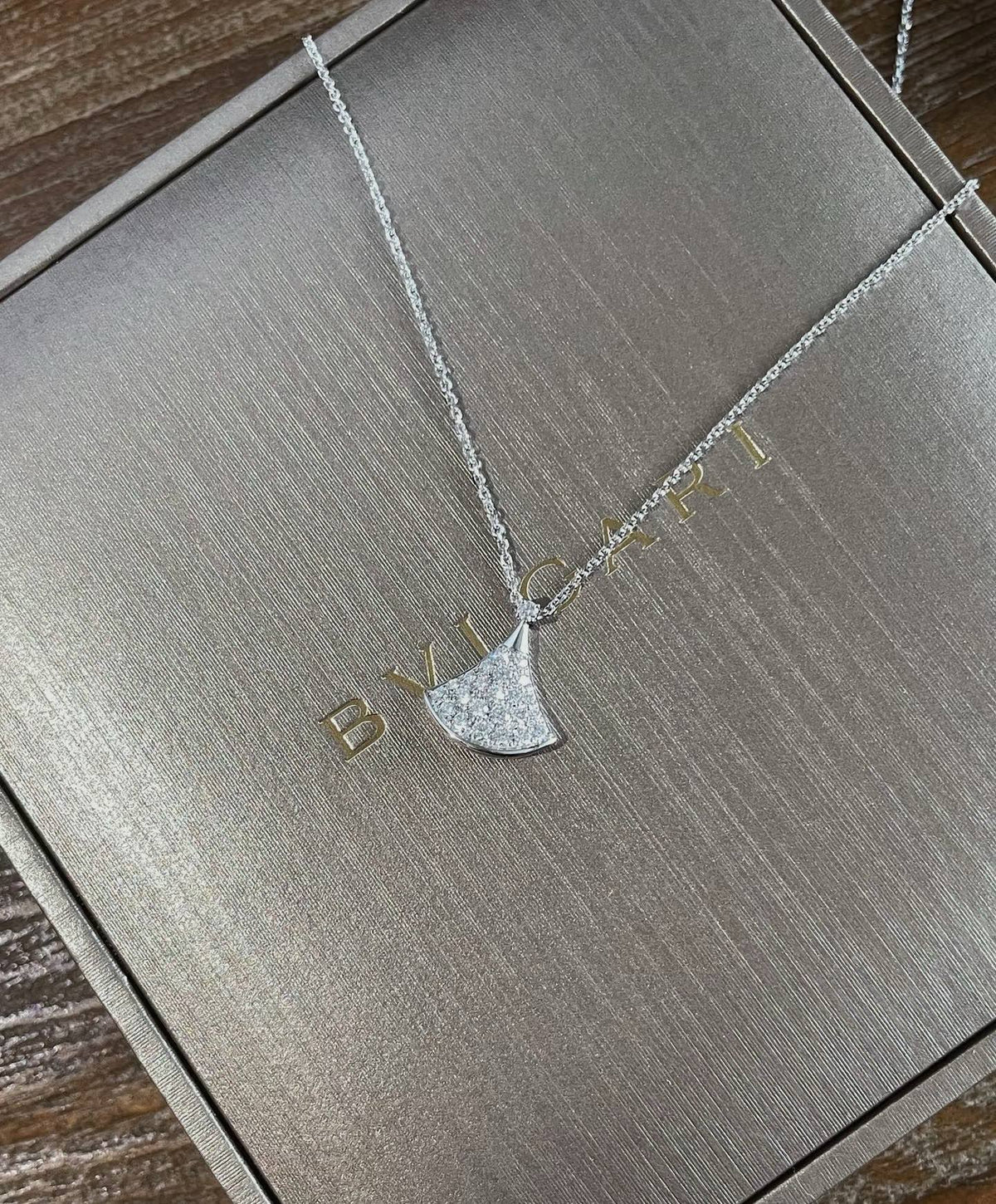 Geometric Emblem Pendant Necklace in Rose-Gold-Tone – Rose Gold Detail – Design 006 side detail
