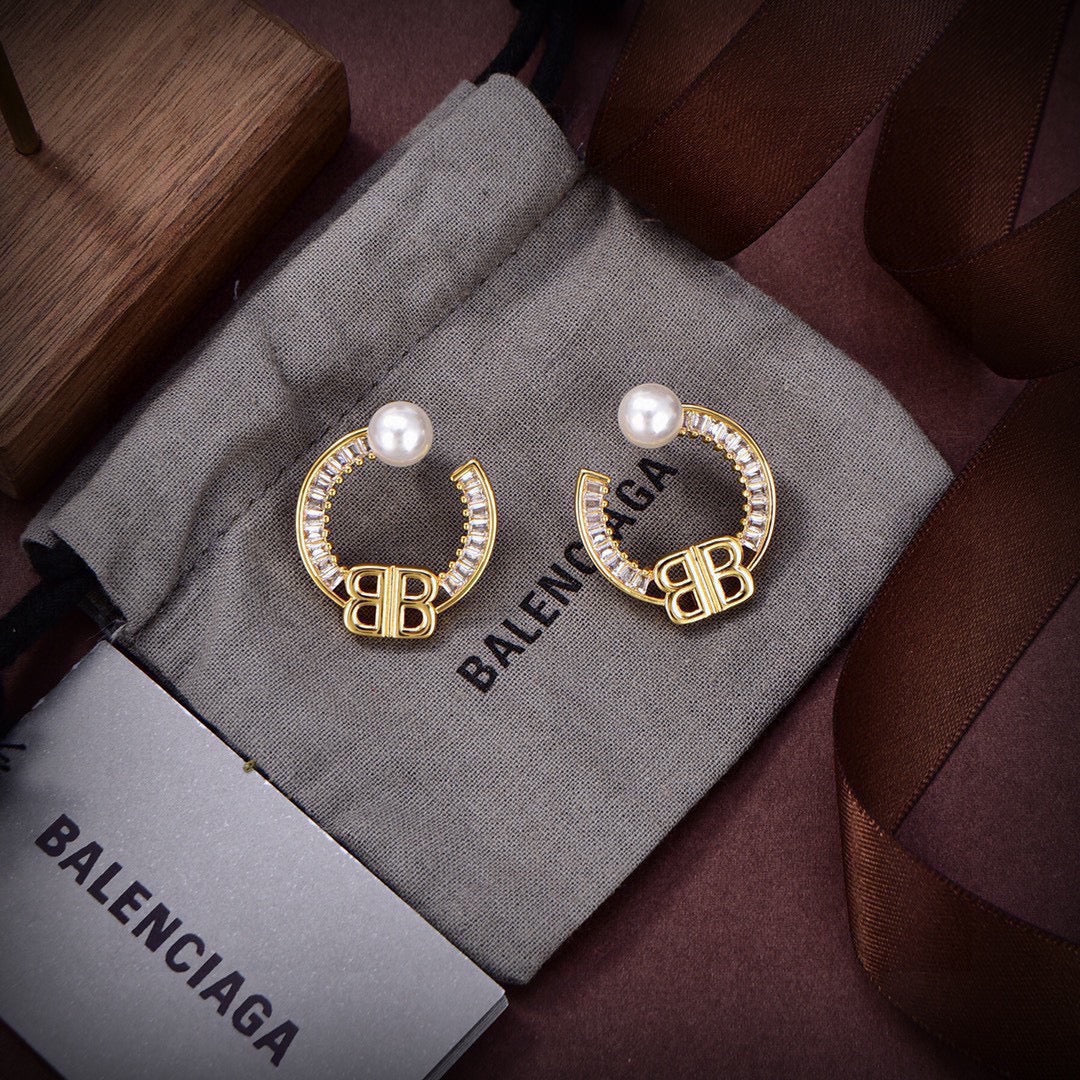 Ring Motif Statement Earrings in Gold-Tone – Design 006 detail view