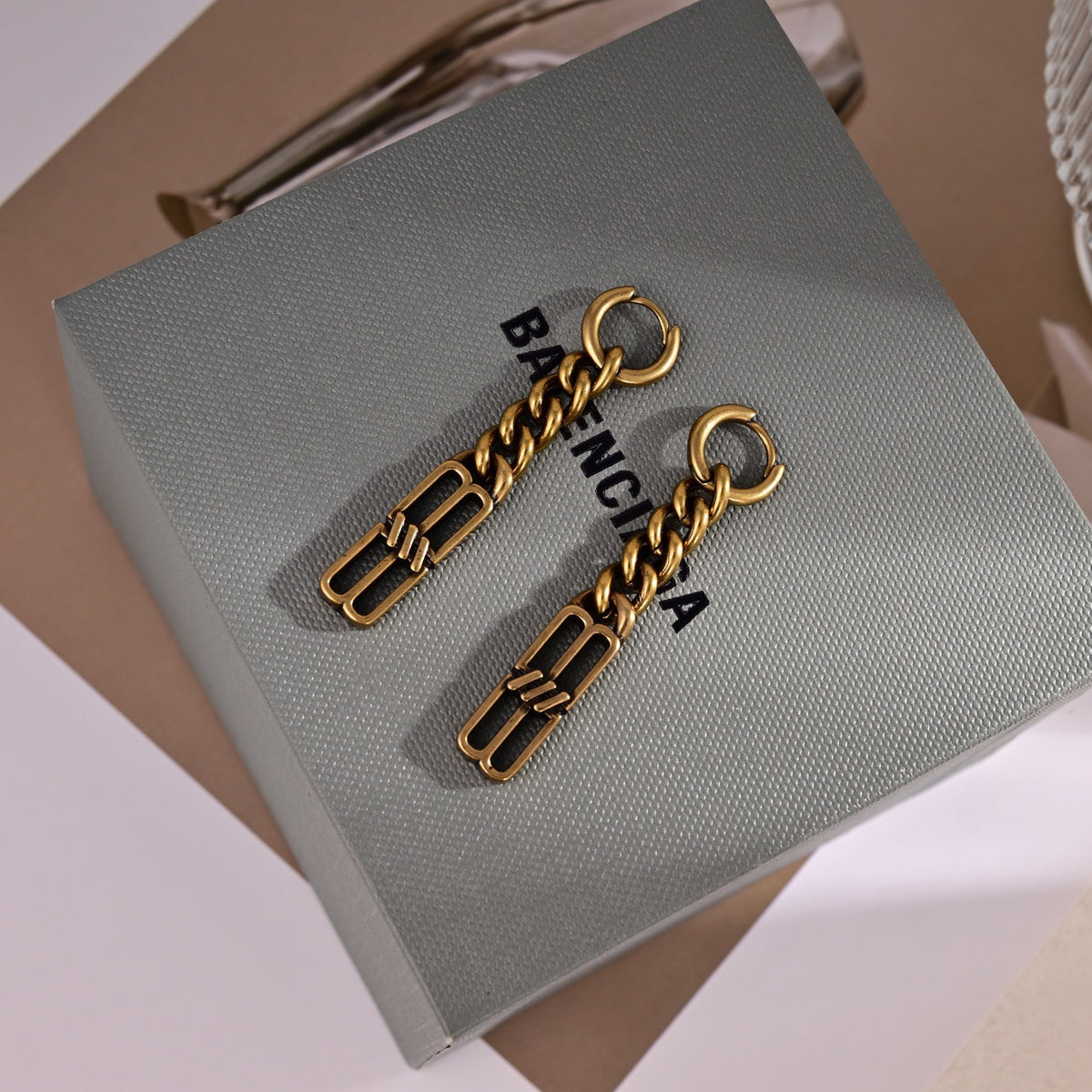 Ring Motif Statement Earrings in Gold-Tone – Vintage Detail close-up detail